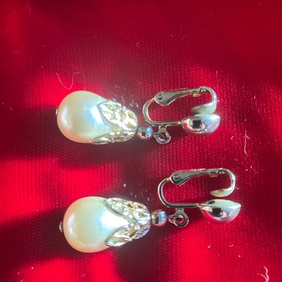 Vintage Coro Gold Tone Pearl Drop Clip On  Earrings - Picture 7 of 7